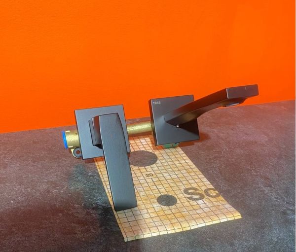 Одноважільний настінний змішувач для умивальника Вилив 240 мм Slim Exclusive 20230002NM