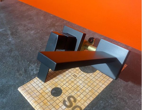 Одноважільний настінний змішувач для умивальника Вилив 240 мм Slim Exclusive 20230002NM