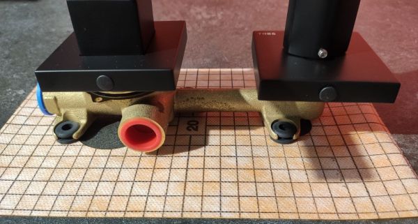 Одноважільний настінний змішувач для умивальника Вилив 240 мм Slim Exclusive 20230002NM